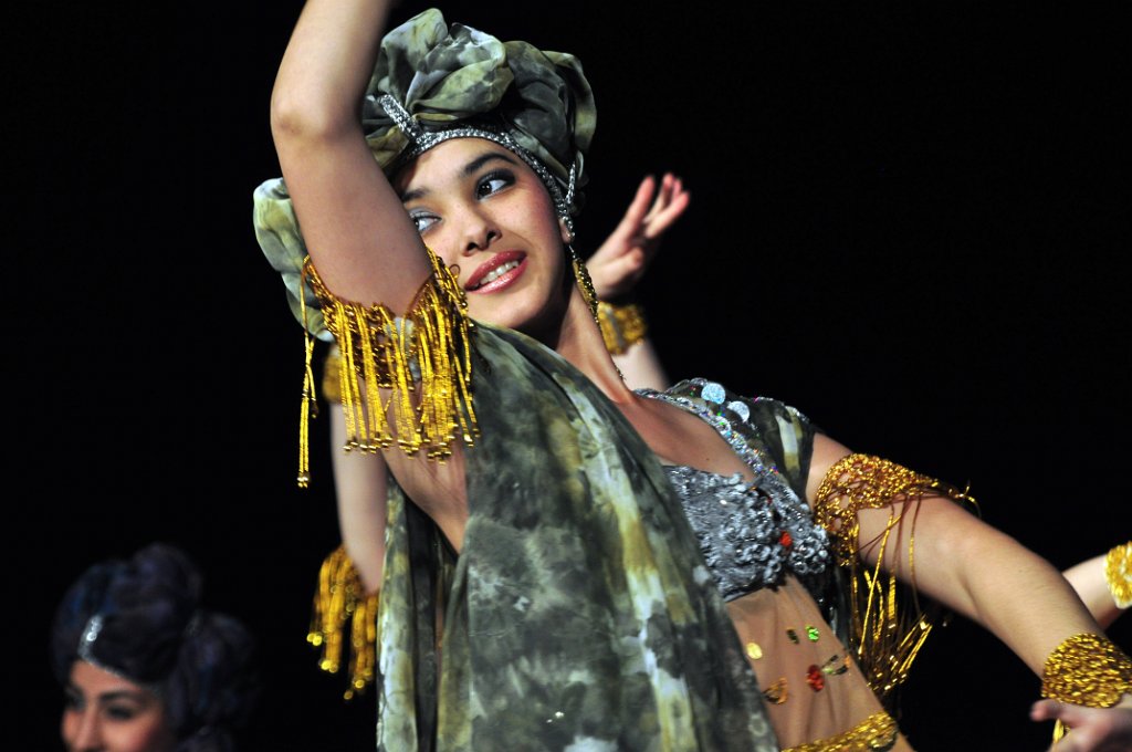 52 Samarcanda - danzatrice in costume.JPG
